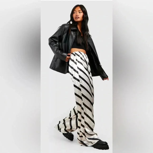 Boohoo Wide Leg White/Black Striped Silky Trousers, size US 10. - Picture 2 of 7
